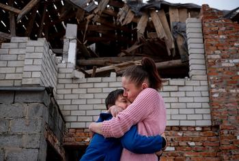 Мирные жители Украины подвергаются немыслимым страданиям. На фото: мать и сын перед своим разрушенным домов в селе Новоселовка, Черниговская область Украины. 