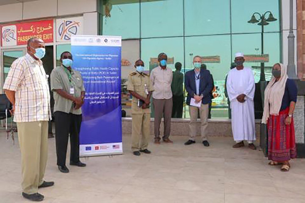 المنظمة الدولية للهجرة تساعد في فحص موظفي مطار الخرطوم الدولي لتحقق ما إذا كانت تظهر عليهم أعراض كوفيد-19، في العاصمة السودانية الخرطوم. 