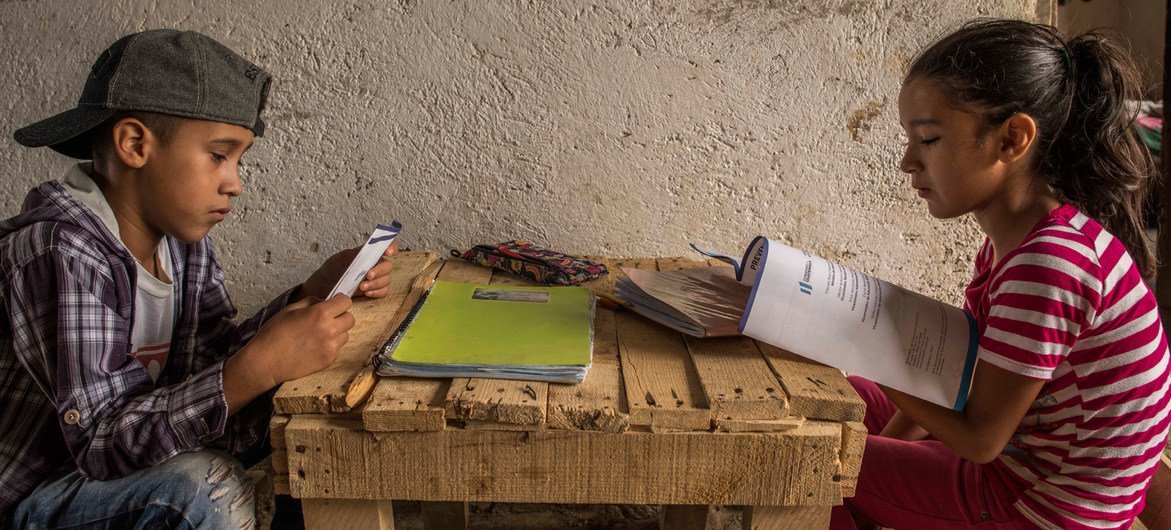 Na Guatemala, crianças estudam em casa, seguindo as orientações recebidas do Ministério da Educação durante a pandemia do Covid-19