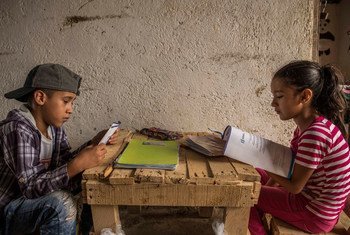 Na Guatemala, crianças estudam em casa, seguindo as orientações recebidas do Ministério da Educação durante a pandemia do Covid-19
