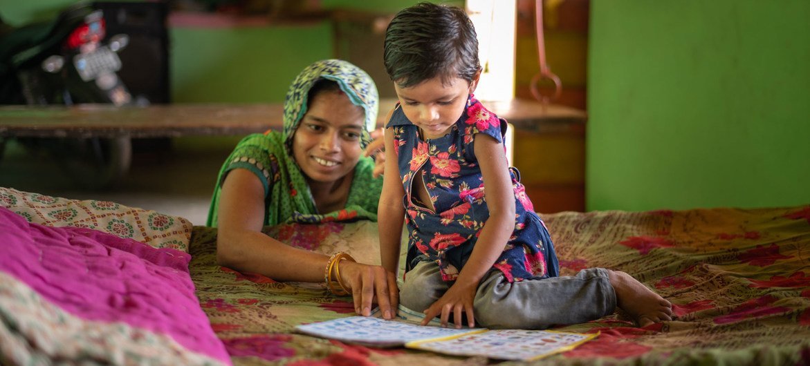 Una niña de tres años estudia en su casa acompañada de su madre durante la pandemia de COVID-19.