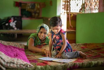 فتاة تبلغ من العمر ثلاث سنوات تدرس في المنزل مع والدتها خلال جائحة كوفيد-19. 