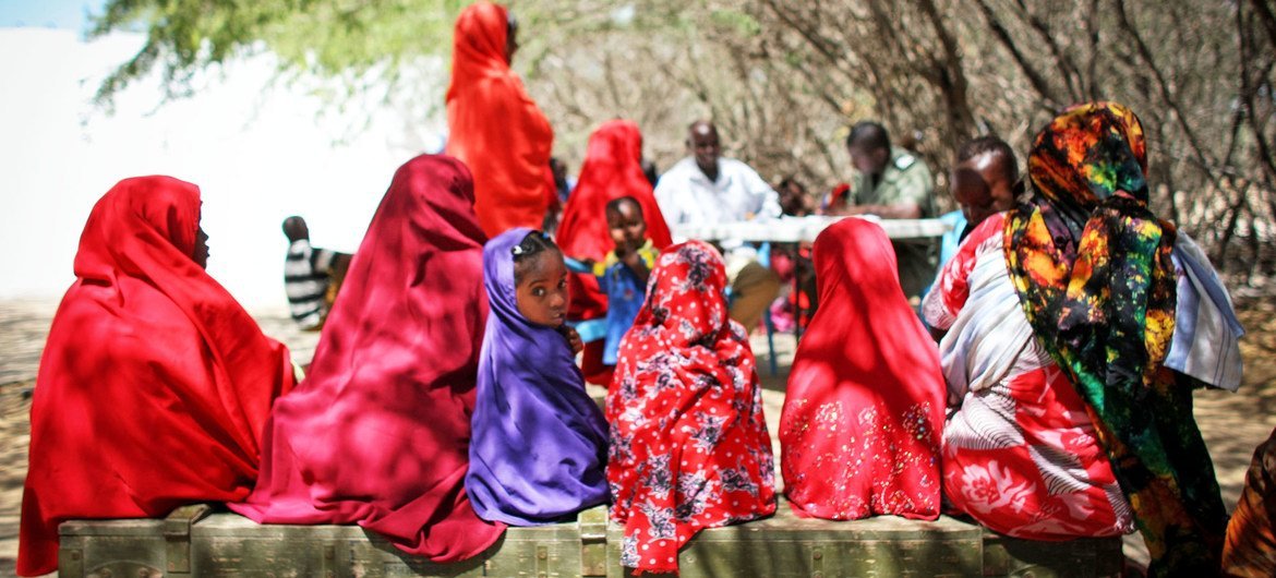 Mujeres y niñas somalíes esperan a ser atendidas en la clínica de salud que trata a civiles afectados por el grupo extremista Al-Shabaab en Mogadishu y sus alrededores.