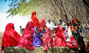 فتيات ونساء صوماليات يقفن بانتظار دورهن أمام عيادة طبية تعالج المدنيين المتأثرين بسبب حركة الشباب الصومالية في مقديشو وخارجها.