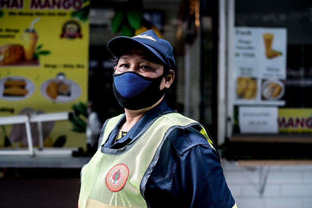 泰国2019冠状病毒病大流行期间，一名公共清洁工戴着口罩工作。