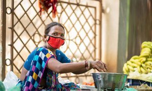 भारत के गुजरात प्रदेश में अपना कामकाज करते हुए चेहरे पर मास्क पहने हुए. विश्व स्वास्थ्य संगठन का कहना है कि ऐहतियाती उपाय ही इस समय महामारी से बचने के लिये सबसे कारगर हैं.
