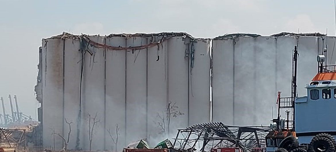 Silos destruídos no porto de Beirute visto pela popa da Corveta Bijoy