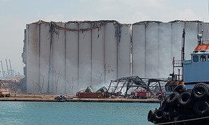 Silos destruídos no porto de Beirute visto pela popa da Corveta Bijoy