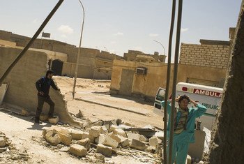 लीबिया में अप्रैल 2021 के दौरान हमलों में तबाह हुए एक क्लीनिक का दौरा करते हुए स्वास्थ्यकर्मी.