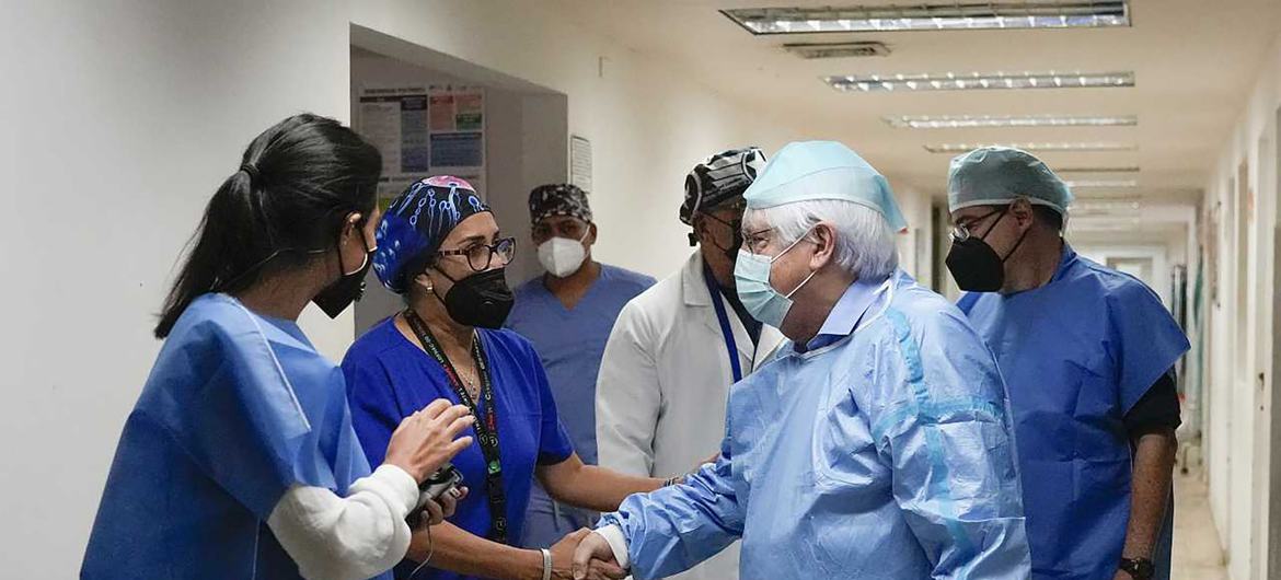 El Secretario General Adjunto de Asuntos Humanitarios, Martin Griffiths, saluda a un médico durante una visita a la Maternidad Concepción Palacios en Caracas, Venezuela.
