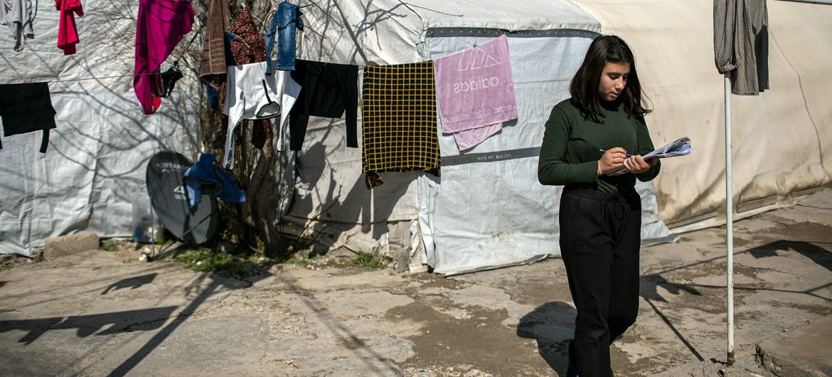 14-летняя езидская девочка готовится к экзамену в лагере для внутренне перемещенных лиц в Ираке.