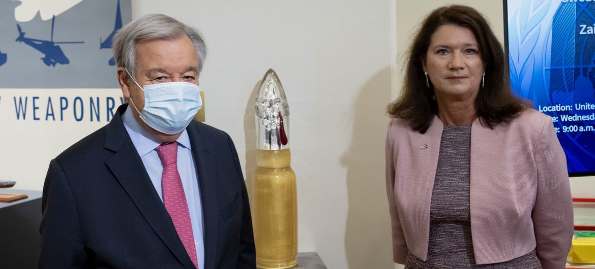 Le Secrétaire général António Guterres (à gauche) et Ann Christin Linde, ministre des Affaires étrangères de la Suède, assistent à la cérémonie d'inauguration de la Sculpture de Abused Ammunition.