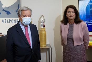 Le Secrétaire général António Guterres (à gauche) et Ann Christin Linde, ministre des Affaires étrangères de la Suède, assistent à la cérémonie d'inauguration de la Sculpture de Abused Ammunition.