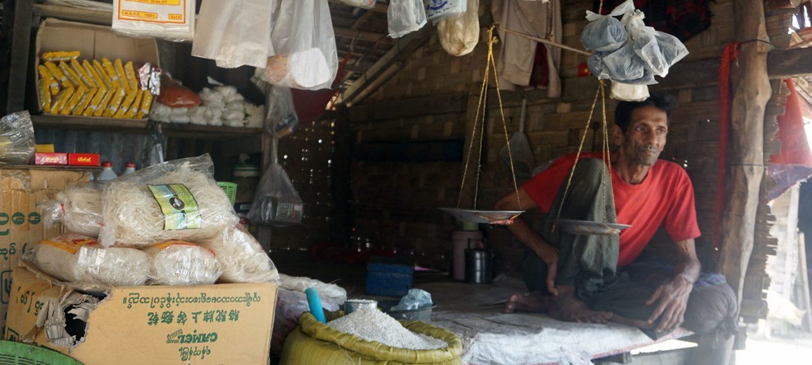 राखीन प्रांत की सित्वे बस्ती में विस्थापितों के लिए बनाए गए थेट काए पयीन शिविर में एक विस्थापित व्यक्ति अपनी दुकान पर. (फाइल)