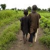 طفلان يمشيان عبر حقل في الريف النيجري (من الملف) 