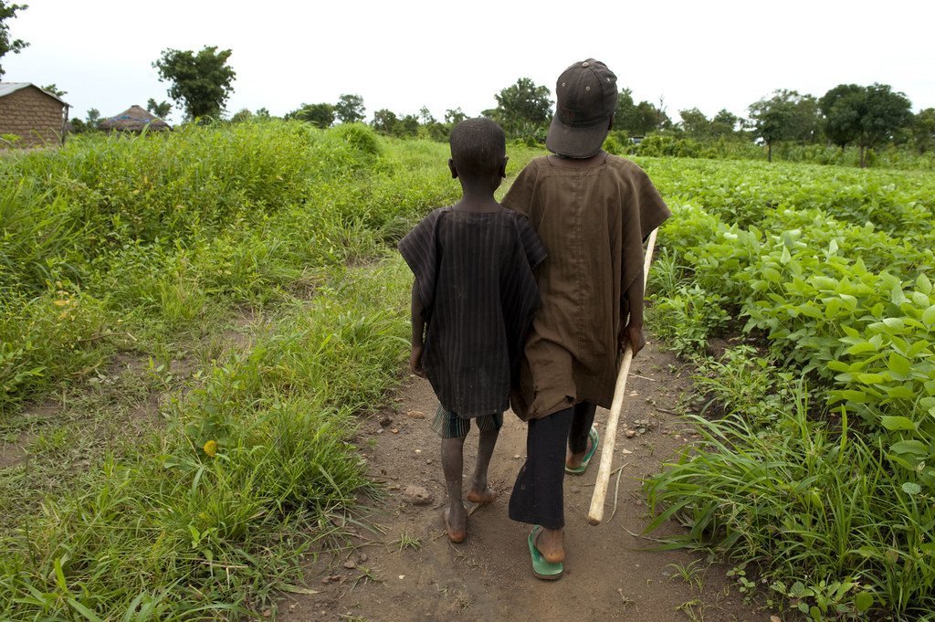 Des enfants marchant dans un champ au Nigéria. est confronté à des conflits et une violence qui doivent être traités de toute urgence, estime l'experte indépendante de l'ONU, Agnès Callamard