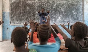 Un réfugié soudanais enseigne à des élèves du primaire dans un camp de réfugiés en Ethiopie.