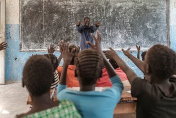 一名南苏丹难民在埃塞俄比亚的一个难民营里教授小学课程。