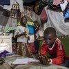 صاموئيل (11 عاما) وشقيقته جانيت (10 أعوام) يدرسان في منزلهما بنيروبي في كينيا ويستخدمات هاتف الأسرة المحمول.