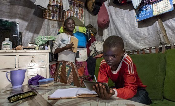 Брат и сестра в Кении делают уроки при помощи доступа в интернет на телефоне. В ООН хотят, чтобы к 2030 году доступ к цифровым сетям был у каждого