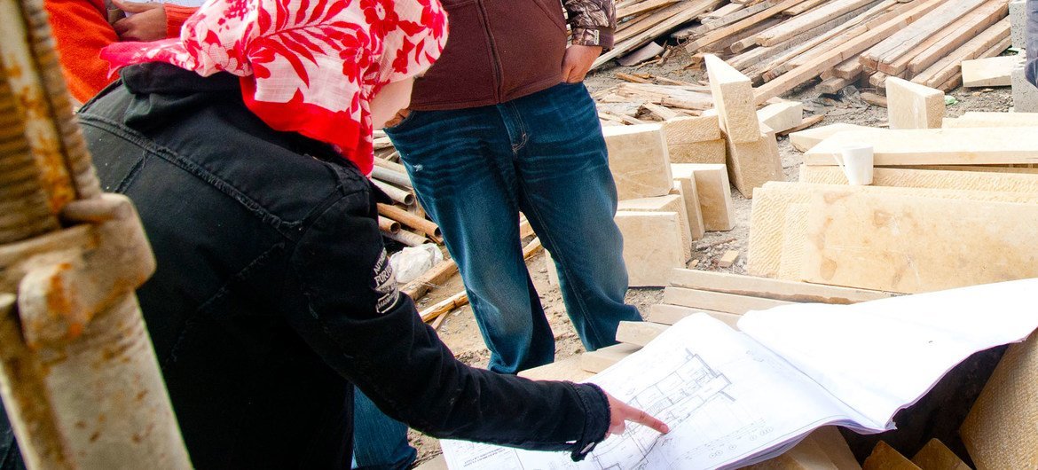 जॉर्डन की राजधानी अम्मान में एक निर्माण स्थल पर एक महिला इन्जीनियर निरीक्षण करते हुए. 