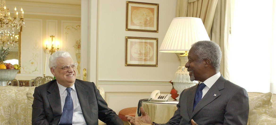 Ex-secretário-geral da ONU, Kofi Annan, encontra Diogo Freitas do Amaral, na altura ministro dos Negócios Estrangeiros de Portugal, em Lisboa, Portugal 