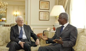 Ex-secretário-geral da ONU, Kofi Annan, encontra Diogo Freitas do Amaral, na altura ministro dos Negócios Estrangeiros de Portugal, em Lisboa, Portugal 