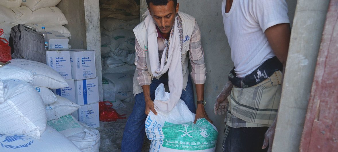 Un punto de distribución de comida en la ciudad yemení de Dhubab. (Noviembre 2018)