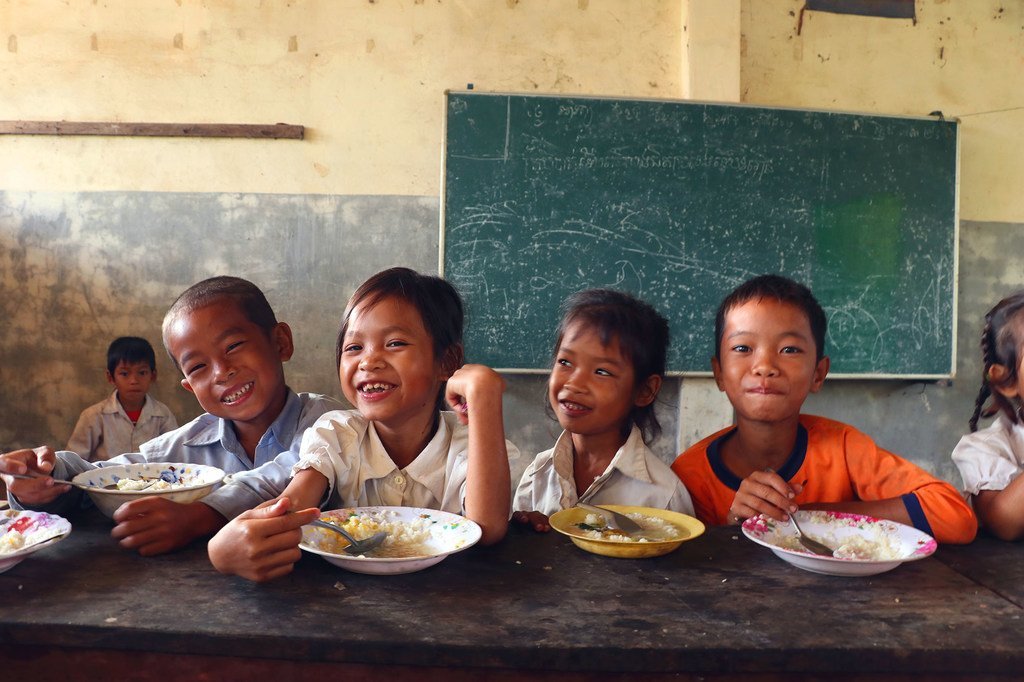 Depuis 2008, le PAM fournit des repas nutritifs aux écoliers cambodgiens des zones rurales et touchées par l'insécurité alimentaire.