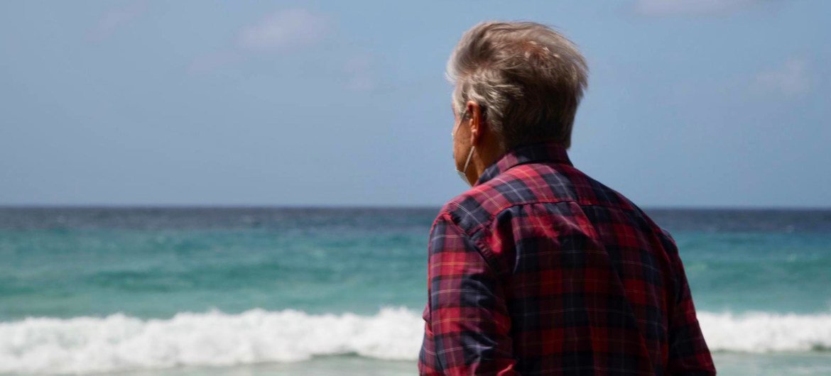 Le Secrétaire général de l'ONU, António Guterres, regarde la mer des Caraïbes depuis l'île de la Barbade. 