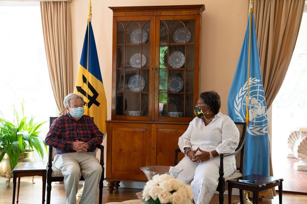 الأمين العام للأمم المتحدة أنطونيو غوتيريش (إلى اليسار) يلتقي بالسيدة ميا موتلي، رئيسة وزراء بربادوس.