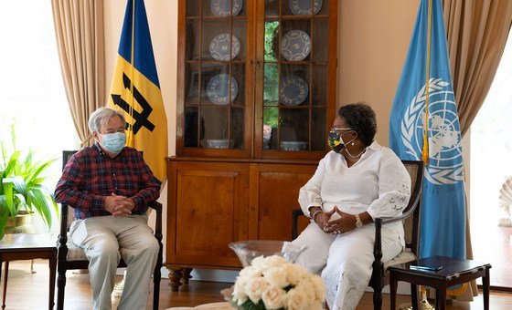 آنتونیو گوترش، دبیر کل سازمان ملل (سمت چپ) با میا موتلی، نخست وزیر باربادوس دیدار می کند.