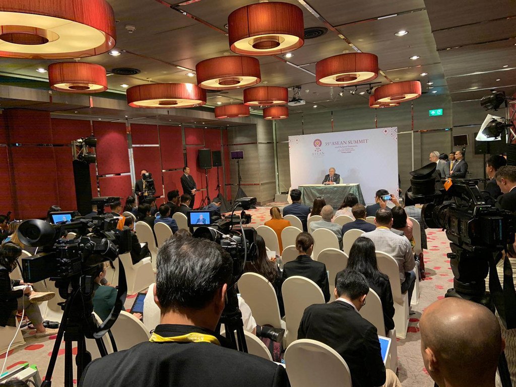 安东尼奥·古特雷斯秘书长在泰国曼谷东盟-联合国首脑会议上讲话后向新闻界发表讲话。(2019年11月3日)