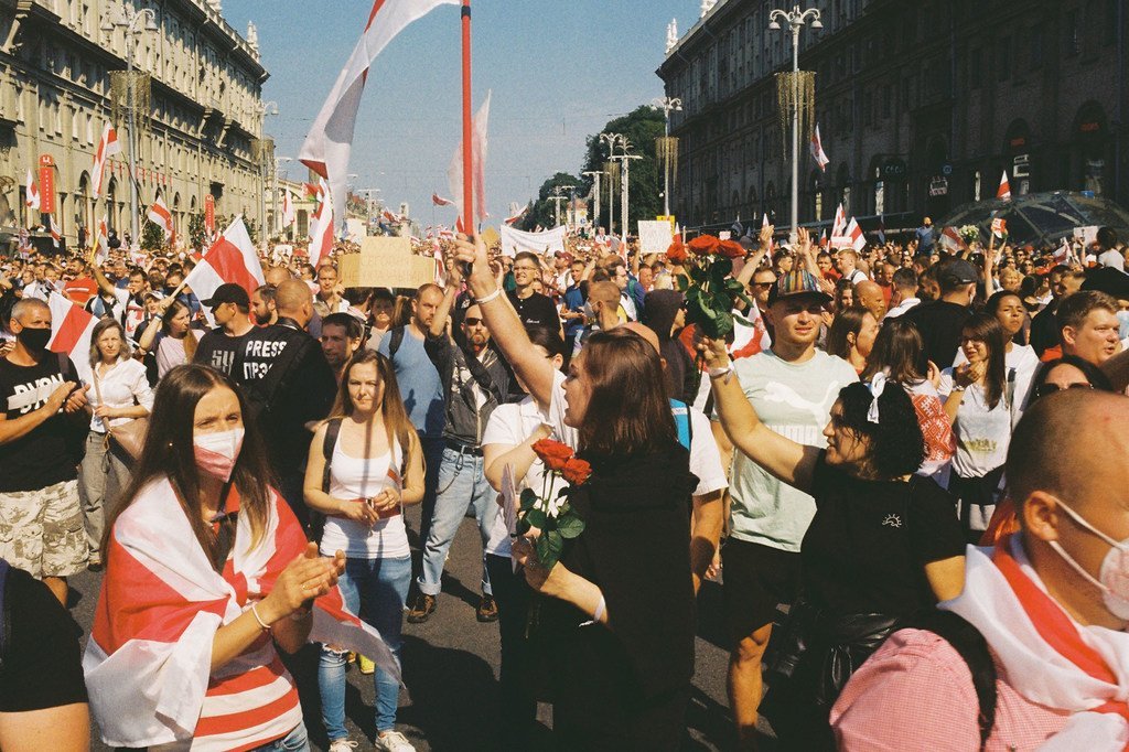 白俄罗斯明斯克，参加“和平与独立游行”的示威者。