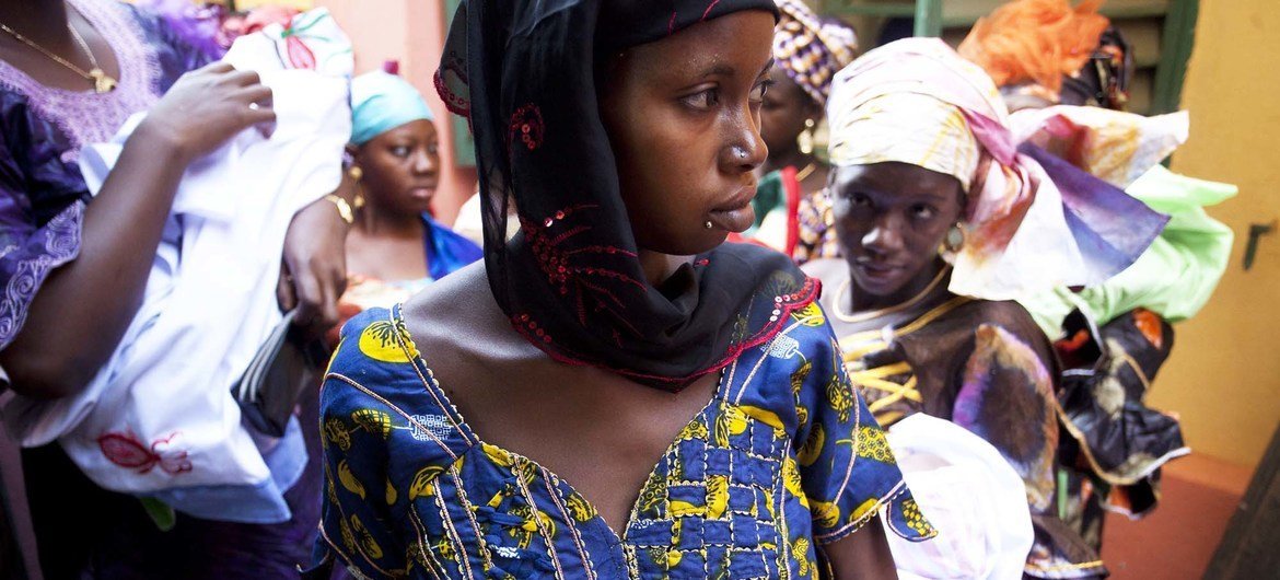 माली के बामाको में महिलाएँ अपने बच्चों का टीकाकरण करा रही हैं. 