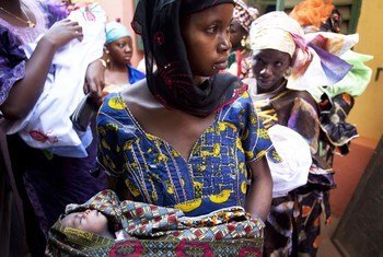 माली के बामाको में महिलाएँ अपने बच्चों का टीकाकरण करा रही हैं. 