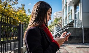 摩尔多瓦首都基希讷乌，17岁的加布里埃拉正注视着自己的手机屏幕。