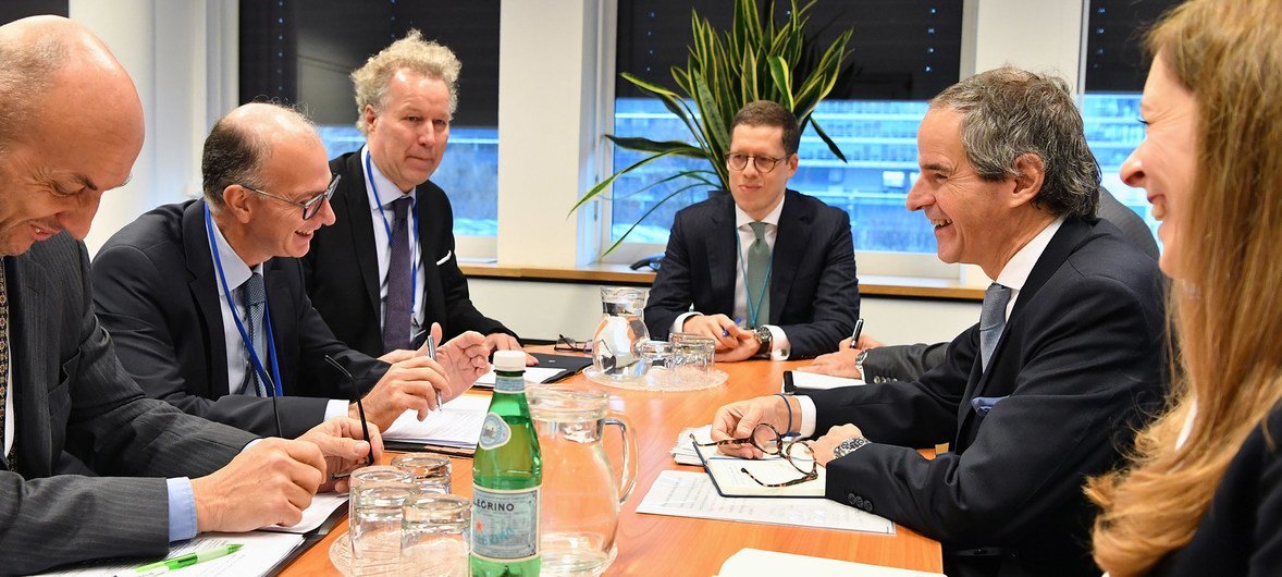 国际原子能机构新任总干事拉斐尔·马里亚诺·格罗西（右二）与欧盟代表团会谈