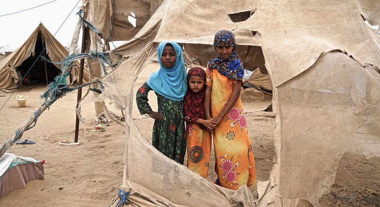 Niños desplazados en el asentamiento de Abs, en Yemen, a apenas 40 kilómetros de la zona de enfrentamientos. Sus tiendas de campaña son afectadas a menudo por las tormentas de arena.
