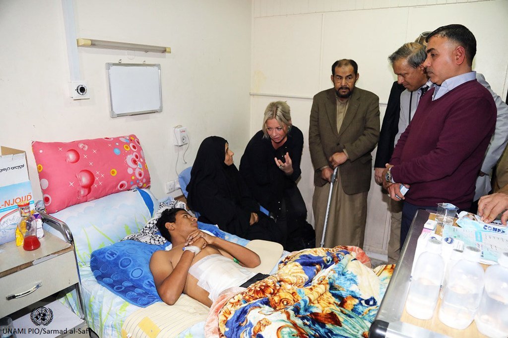 La Représentante spéciale de l'ONU, Jeanine Hennis-Plasschaert, rend visite aux manifestants blessés à l'hôpital al-Kindi à Bagdad, en Iraq. (Novembre 2019)