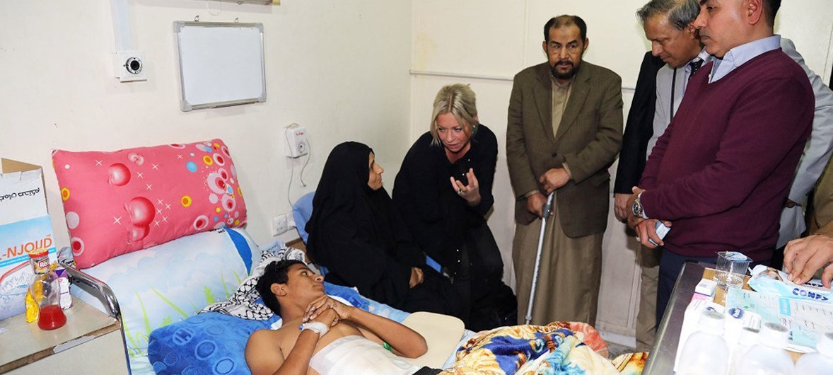 इराक़ के लिए संयुक्त राष्ट्र की विशेष दूत जीनीन हैनिस प्लासकार्ट राजधानी बग़दाद के एक अस्पताल में मरीज़ों से बातचीत करते हुए. (नवंबर 2019)