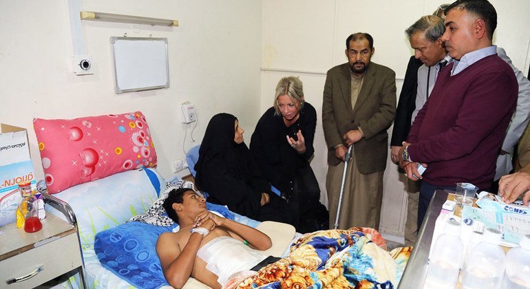 La representante especial de la ONU para Iraq, Jeanine Hennis-Plasschert, visita a los heridos en las protestas ingresados en el hospital al-Kindi, en Bagdad.