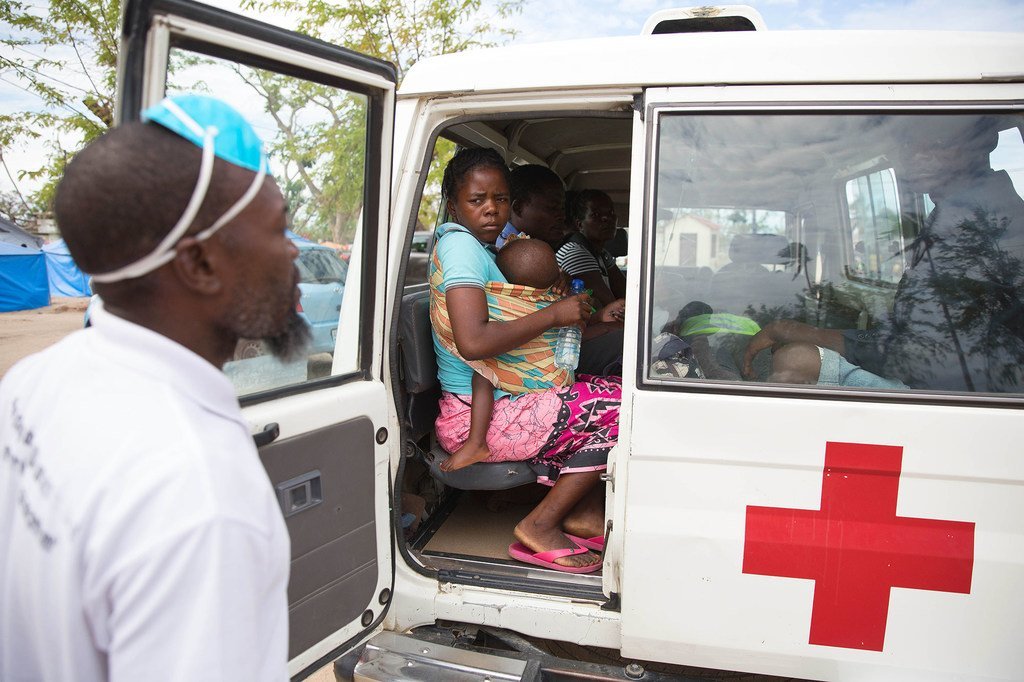 أم وطفلتها يجلسان في سيارة إسعاف في بيرا، موزمبيق، حيث يتم علاج ابنتها البالغة من العمر عامين من الملاريا.