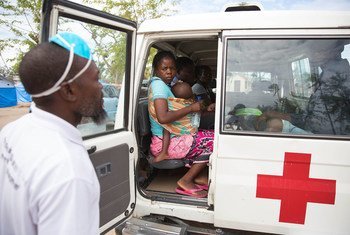 أم وطفلتها يجلسان في سيارة إسعاف في بيرا، موزمبيق، حيث يتم علاج ابنتها البالغة من العمر عامين من الملاريا.