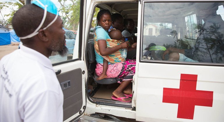 Une mère et son bébé sont assis dans une ambulance dans un centre d'hébergement à Beira, au Mozambique, où sa fille de 2 ans est soignée pour le paludisme.