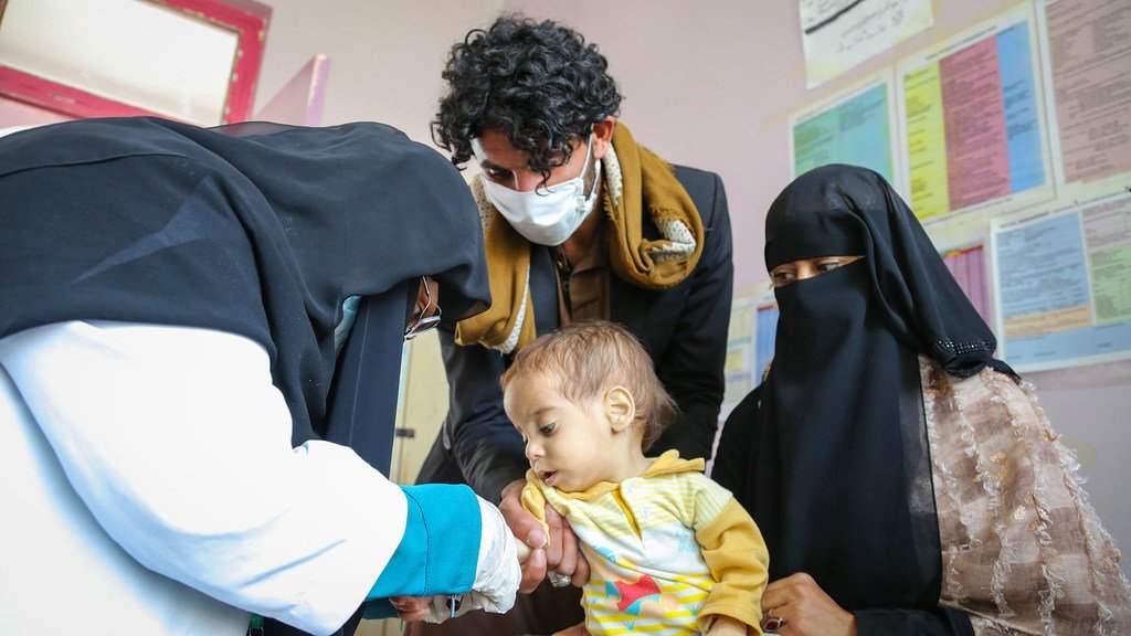 Un bébé de neuf mois est traité pour malnutrition aiguë sévère dans un hôpital du Yémen.