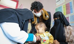 طفل يبلغ من العمر 9 أشهر يعالج من سوء التغذية الحاد الوخيم في مستشفى في اليمن.