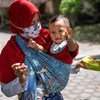 印尼中爪哇省的一位母亲和她一岁的孩子。