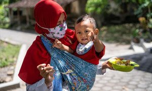 印尼中爪哇省的一位母亲和她一岁的孩子。