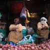 इथियोपिया के अदीस अबाबा शहर के एक बाज़ार में सब्ज़ियाँ बेचते दुकानदार
